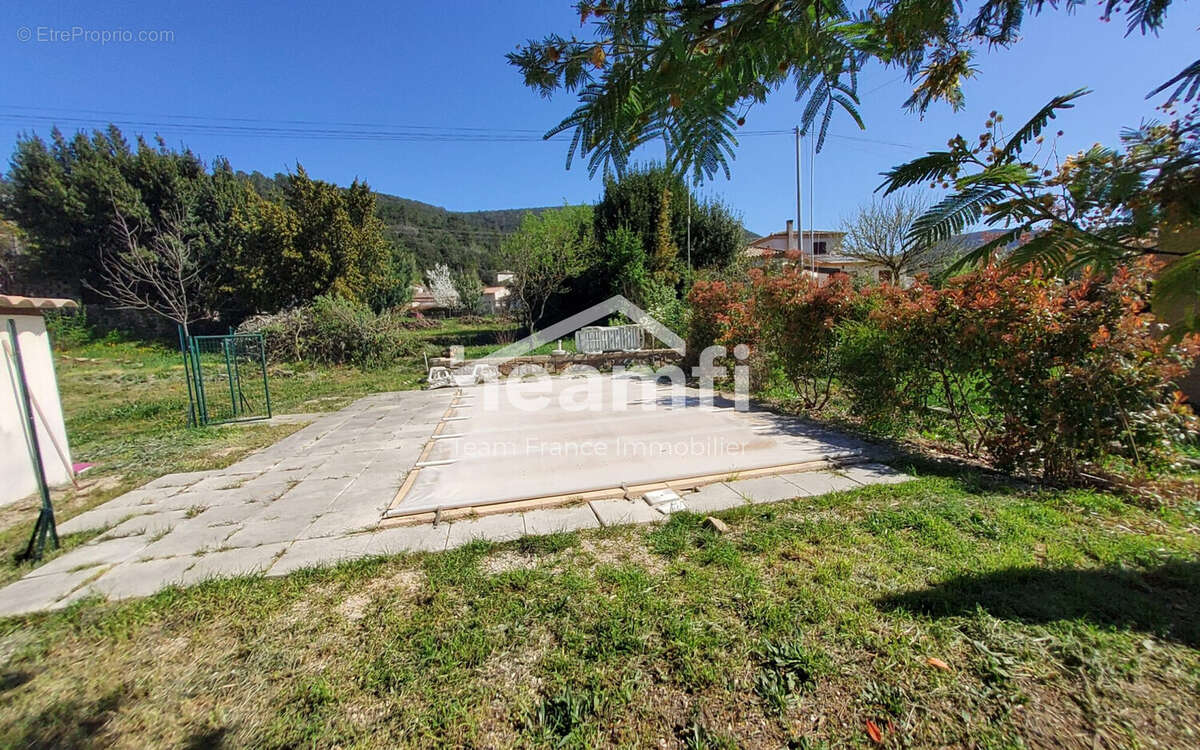 Terrain à SAINT-FLORENT-SUR-AUZONNET