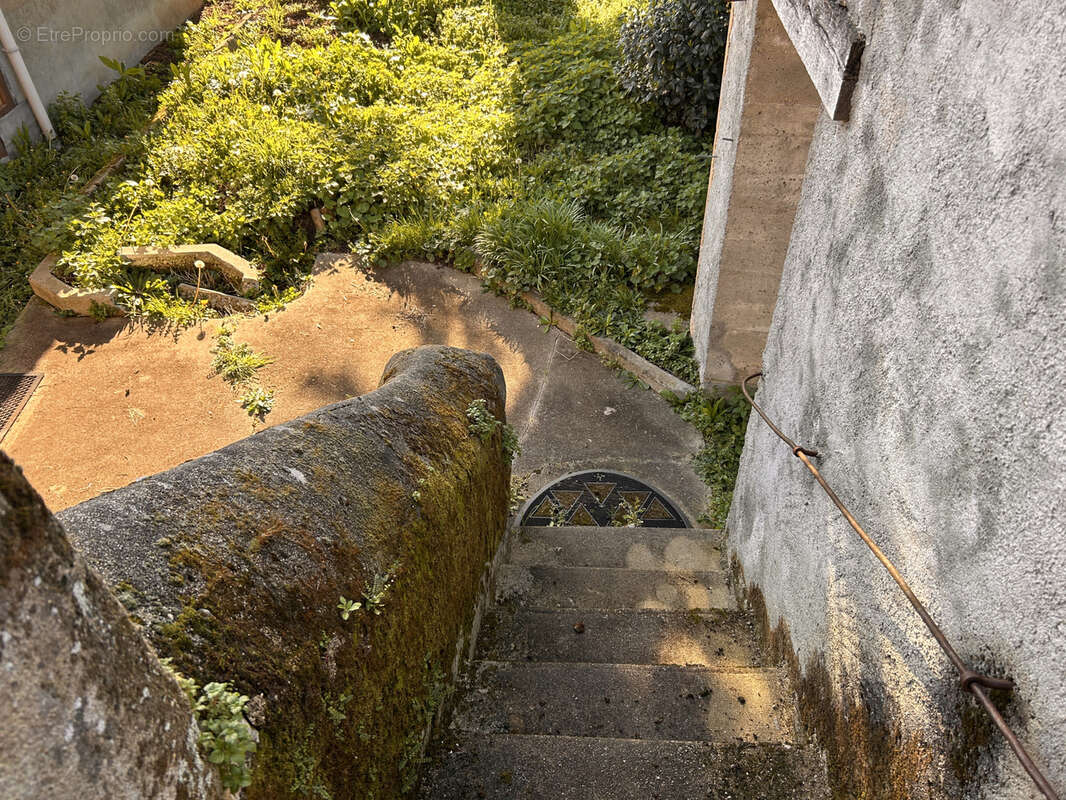 A VENDRE - Maison à rénover entièrement à Saint-Marcel - photo 6