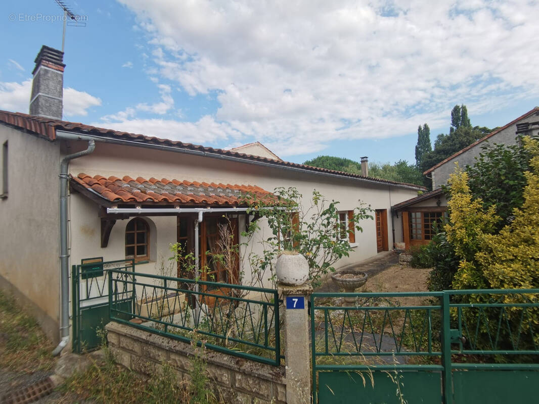 Maison à CHASSENEUIL-SUR-BONNIEURE
