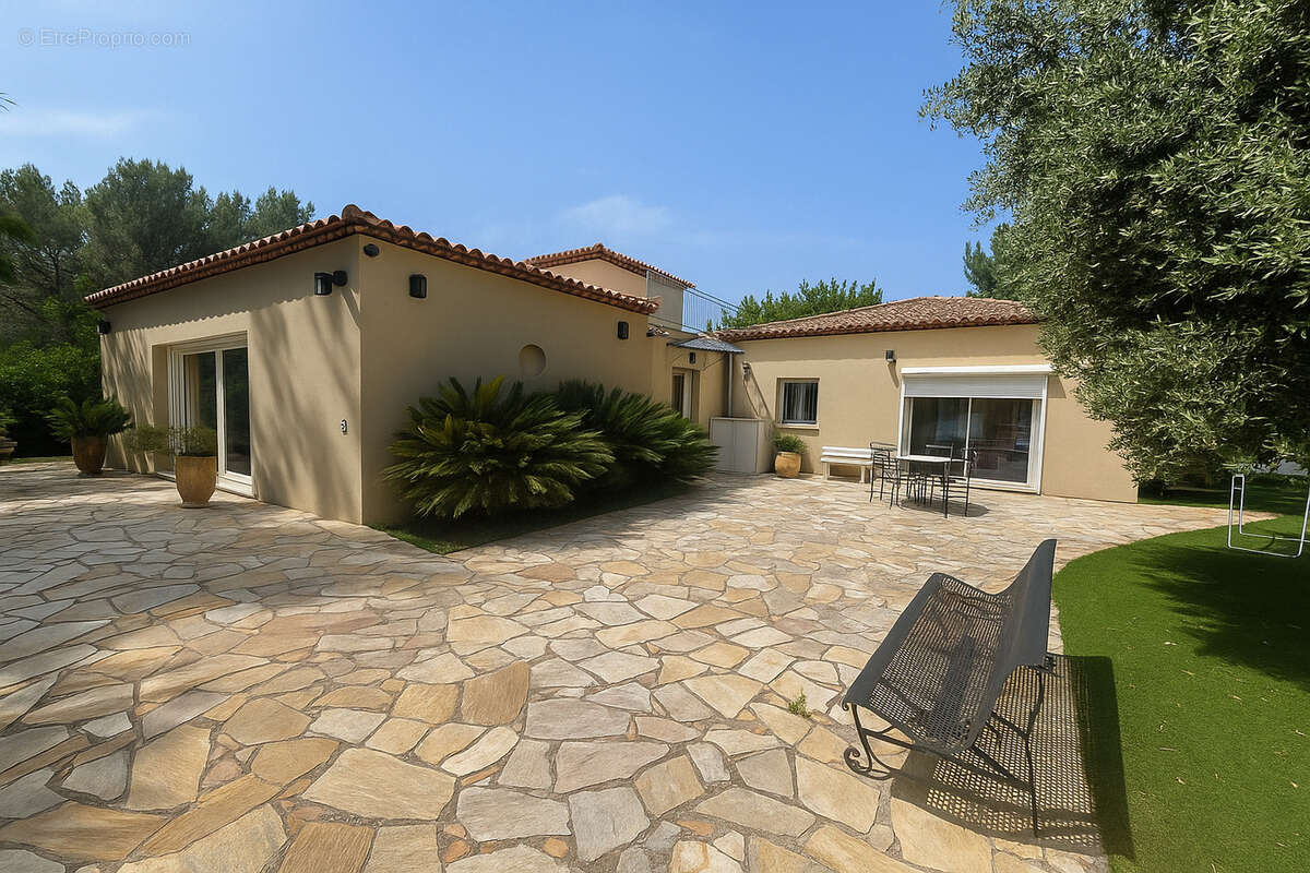 Maison à SOLLIES-TOUCAS