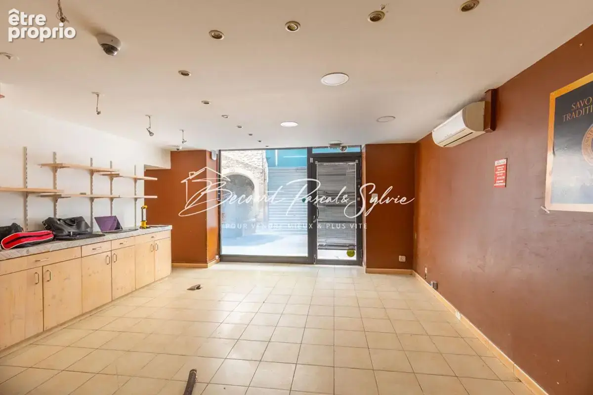 BAISSE DE PRIX - Immeuble de rapport  de 313 m2 avec commerce à Apt (84) - photo 2