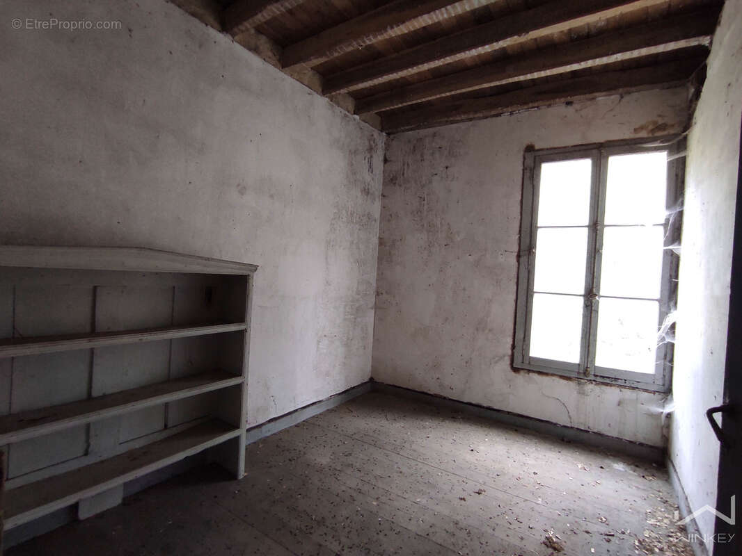 Maison en Pierre, Fort potentiel +300 m2 cave, garage, à restaurer entièrement - photo 7