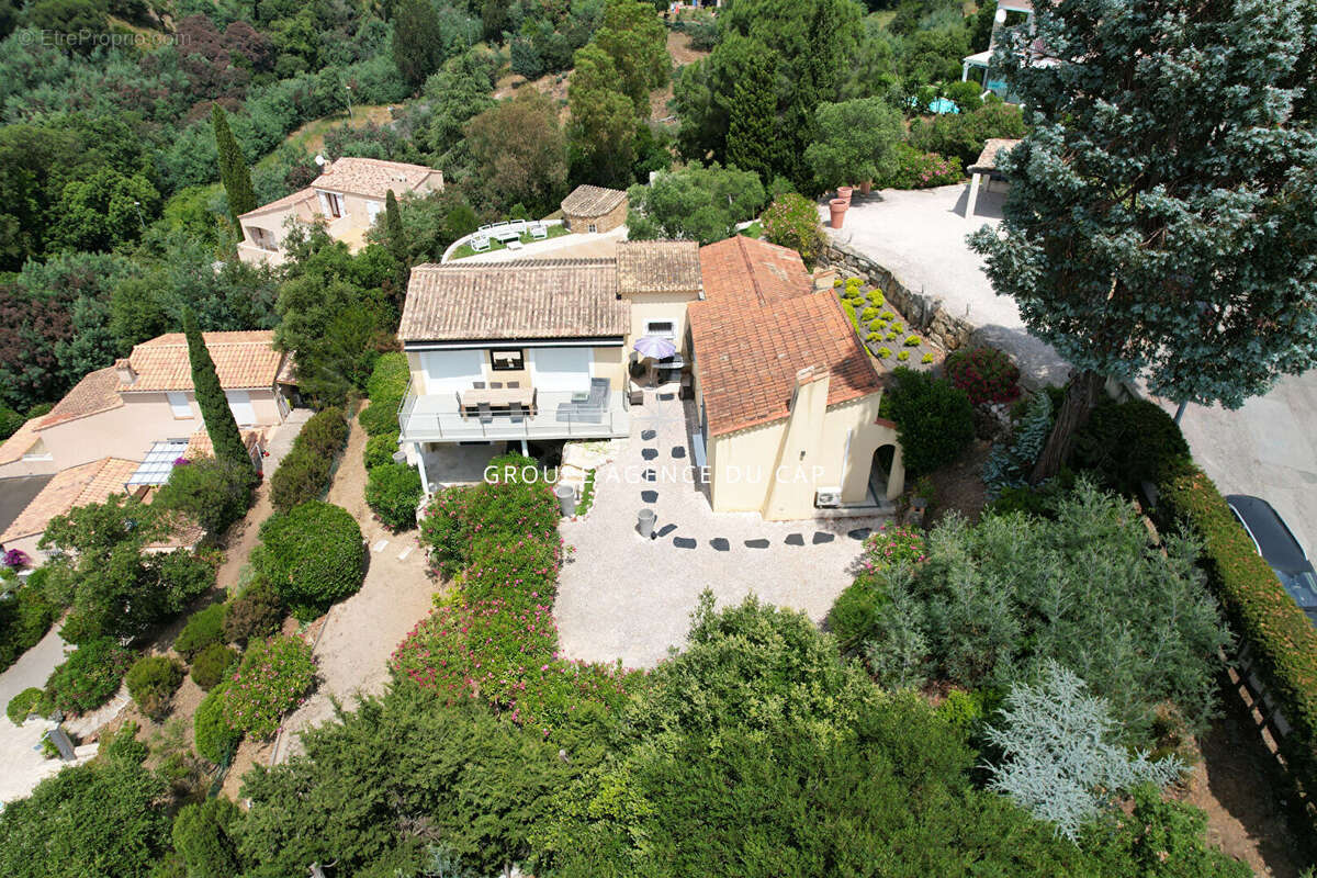 À vendre villa de 150 m² 5 pièces avec une jolie vue mer sur le golfe de saint-tropez et les collines, avec piscine et parking,  - photo 5