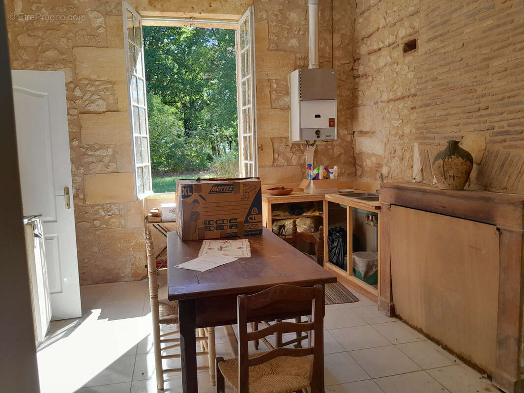 Maison de Maître à restaurer 3 chambres séjour Terrain 27 000 m2 arboré - photo 9