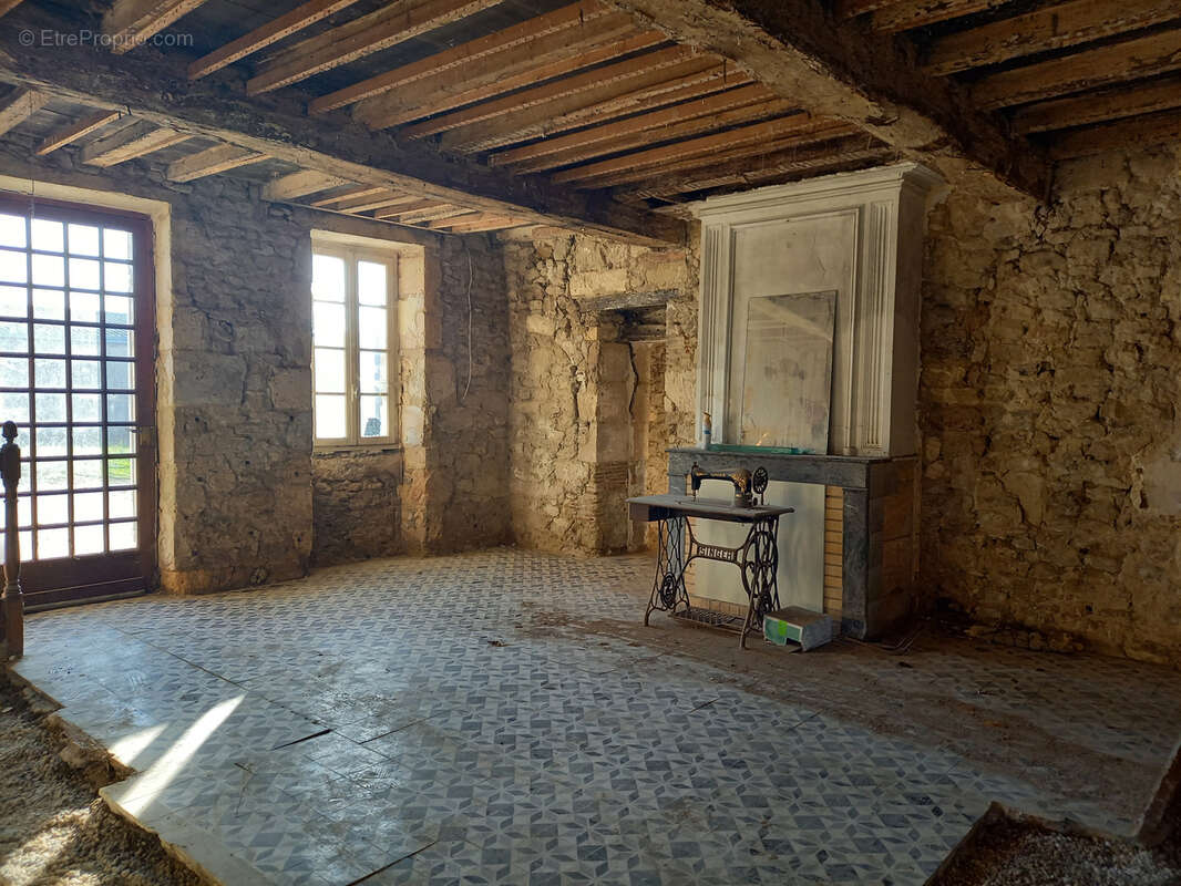 Maison à SAINT-SEURIN-DE-CURSAC