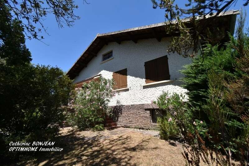 CARCANS BOURG - Maison familiale à rénover avec dépendances sur un magnifique terrain arboré d'environ 1400 m2 - photo 4