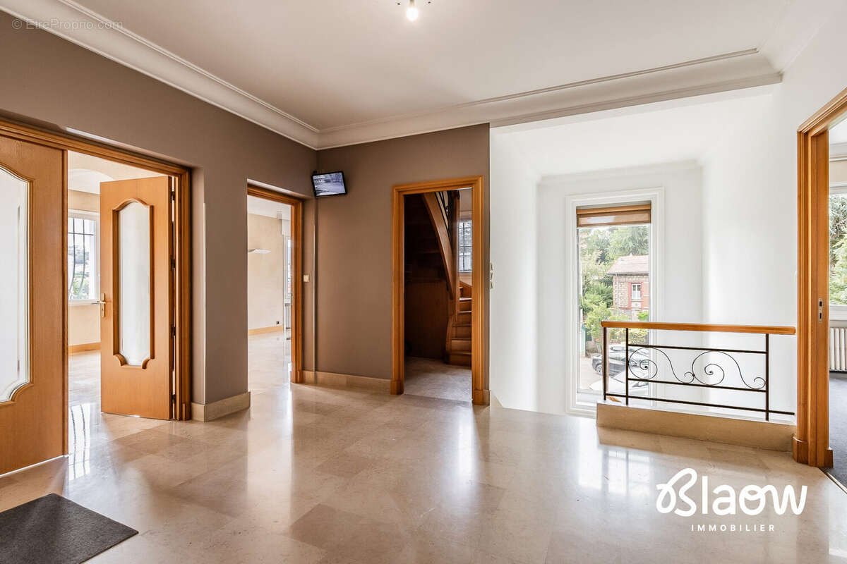 Maison 450 m² à Saint-Etienne  - photo 7