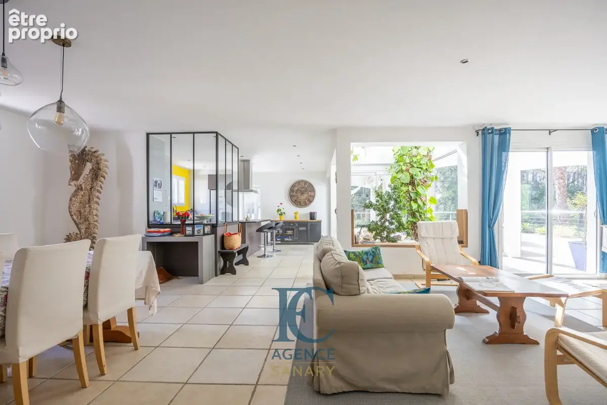 Maison d'architecte de 216 m2 à proximité de la plage Dorée - photo 3