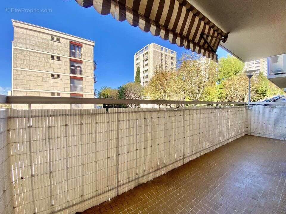 T3 + TERRASSE + LOGGIA + PLACE PARKING + CAVE / 13013 - Appartement à MARSEILLE-13E
