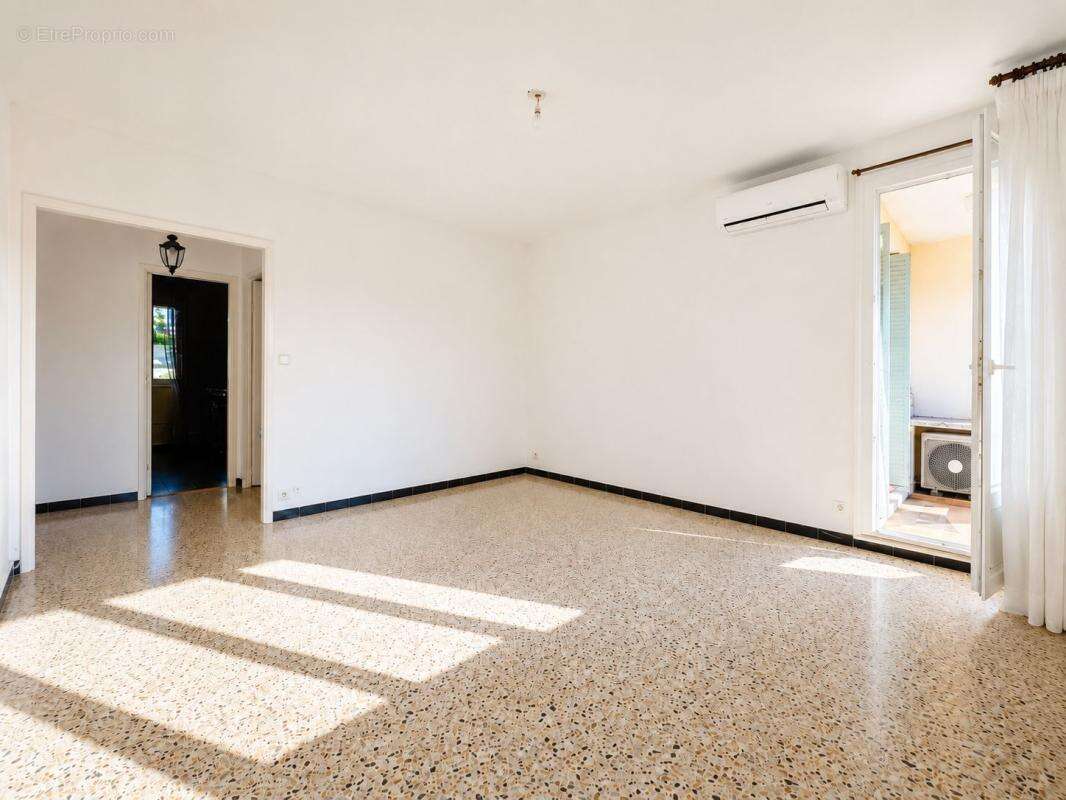 Le cannet mairie / quartier dolce farniente - 3 pieces avec balcon + garage ferme + loggia - photo 3