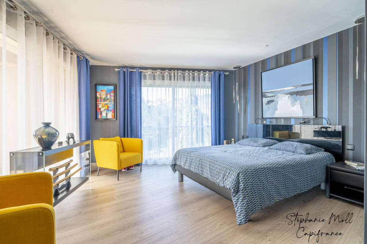 Dpt Aude (11), à vendre NARBONNE maison P7 de 232 m² - Terrain de 1 065,00 m² - photo 4
