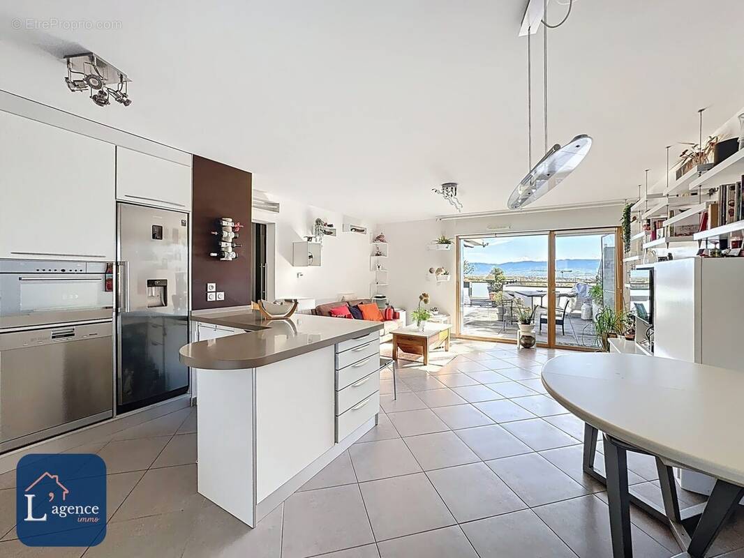 Appartement à PERON