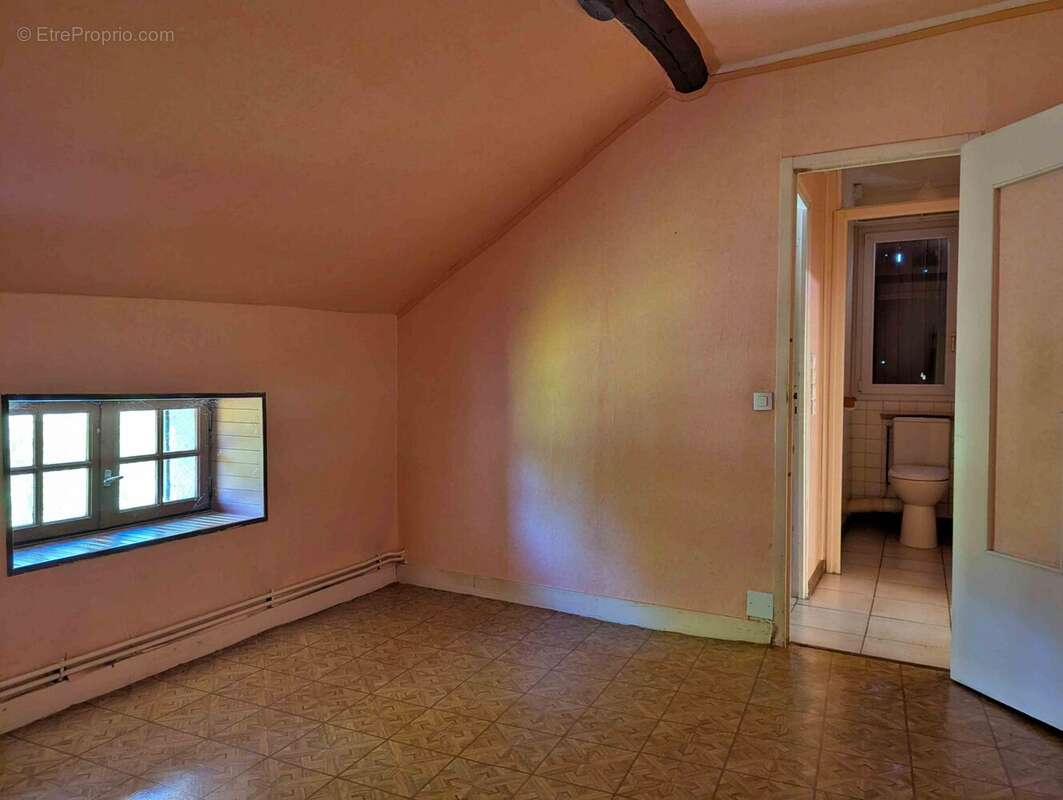 chambre en rez-de-chaussée - Maison à MOUFFY