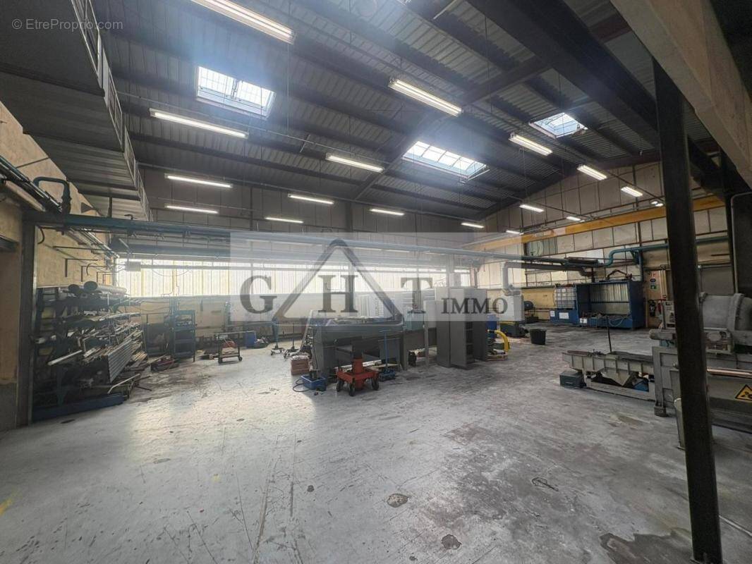 Commerce à VAUX-LE-PENIL