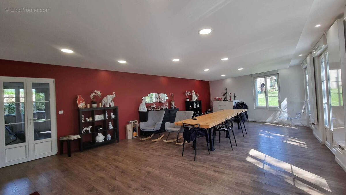 Très beau château datant du XVI ème entièrement rénové au milieu de 50 hectares et ses trois lacs situé dans l - photo 9