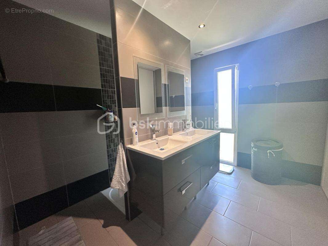 Maison à VILLECOMTAL-SUR-ARROS