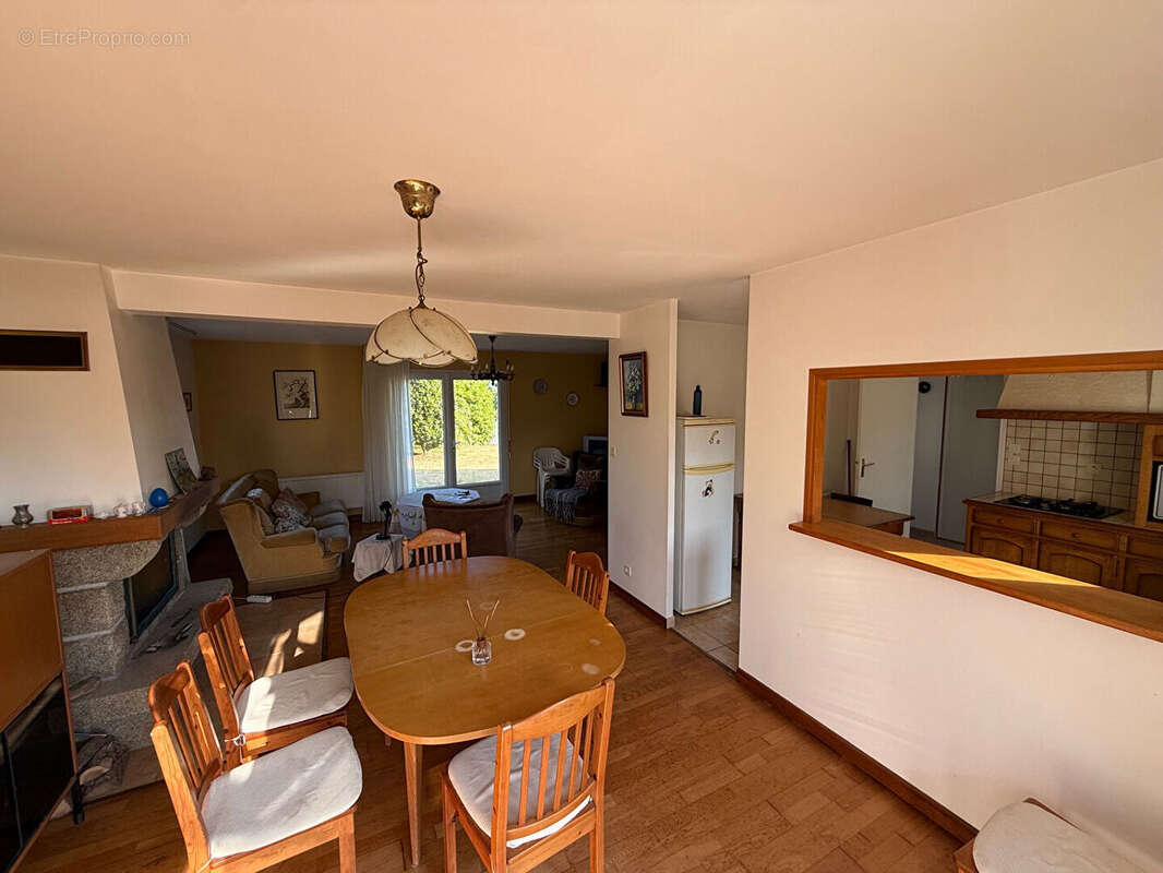 A vendre. CARANTEC. Grande maison entre bourg et port. - photo 8
