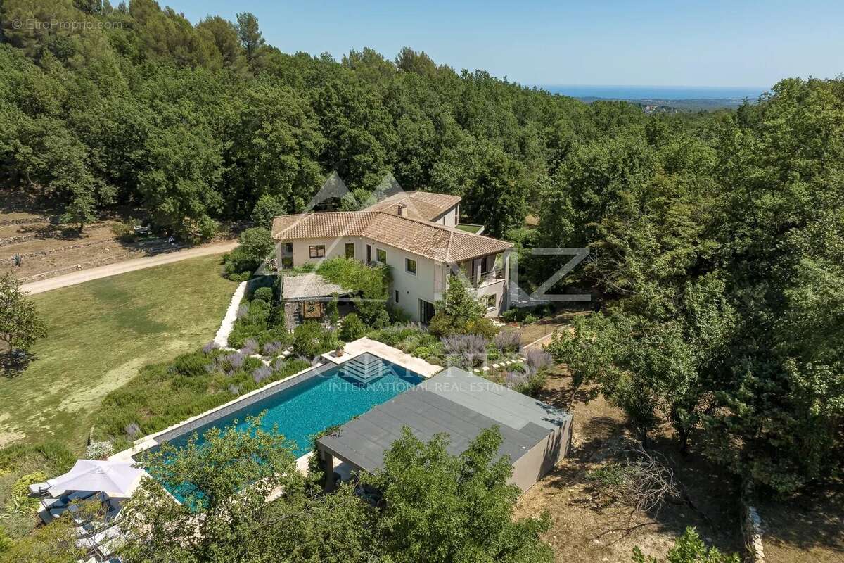 Maison à CHATEAUNEUF-GRASSE