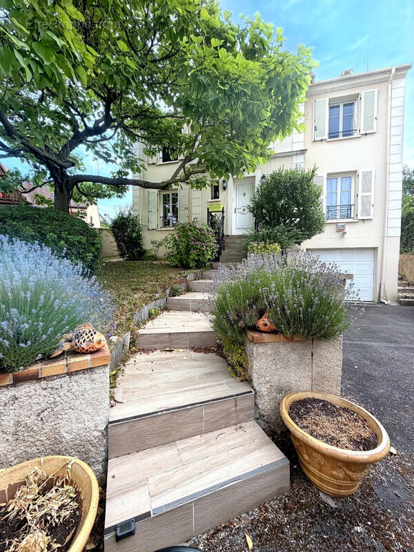 Individuelle - 4 chambres - terrain 595 m2 - sous sol total - gare a pieds - photo 1
