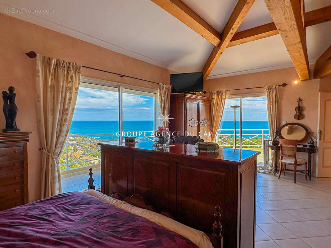 Villa vue mer avecT2 indépendant plus un  terrain de 2094 m² à l'arrière, constructible aux Issambres - photo 10
