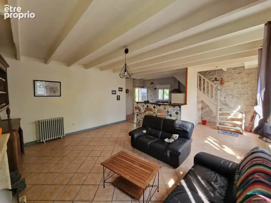 Lumlineuse maison en pierre avec grand hangar - photo 11