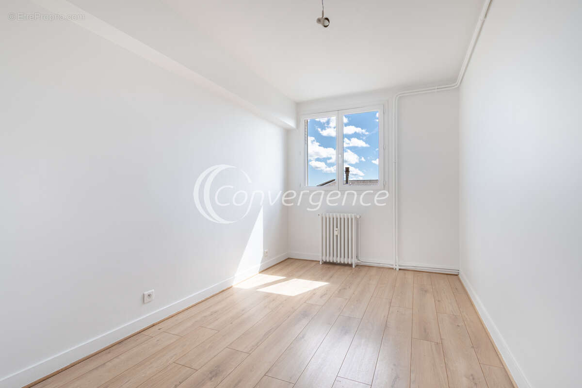 Appartement T4 rénové avec 3 chambres et ascenseur - photo 8