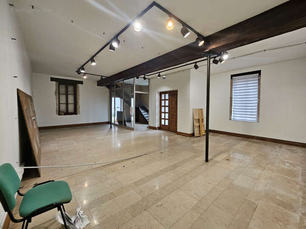 Commerce à MIREBEAU-SUR-BEZE