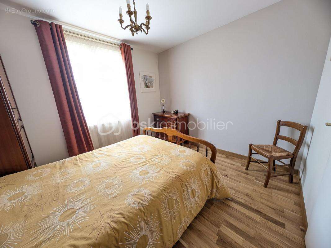 À Liffré, dans un quartier très recherché, venez découvrir cette jolie maison familiale pleine de charme et de potentiel ! - photo 6