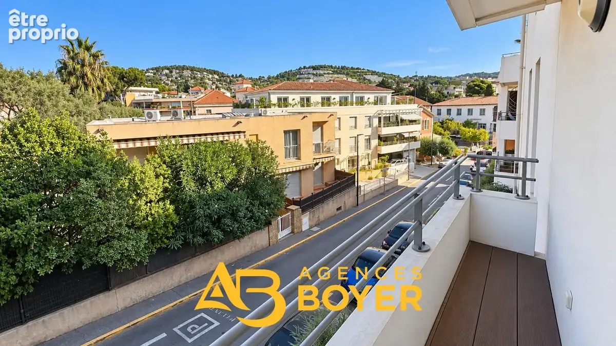 BANDOL CENTRE-VILLE   T4 de plus de 83 m2 avec terrasse et balcon, 2 garages possibles en sus - photo 12