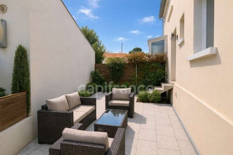 Maison à vendre 4 pièces ROYAN (17) - Quartier du parc - Grand Garage - photo 2