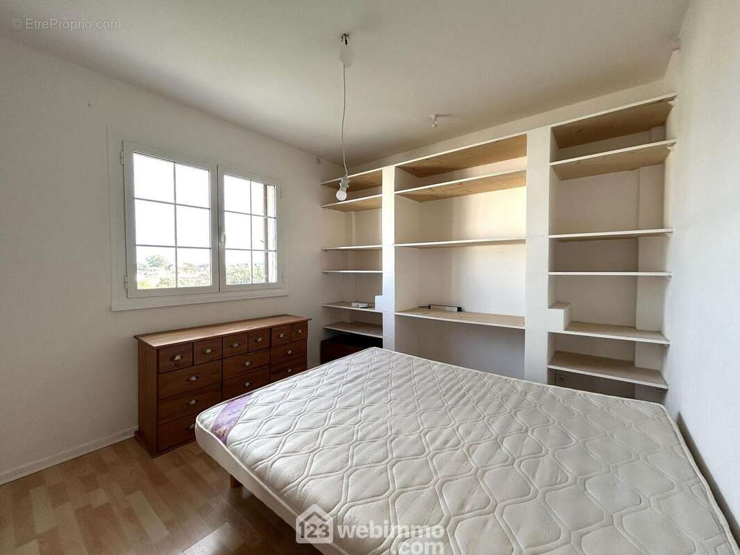 Chambre n°1 de 12 m2 - Appartement à BIGUGLIA