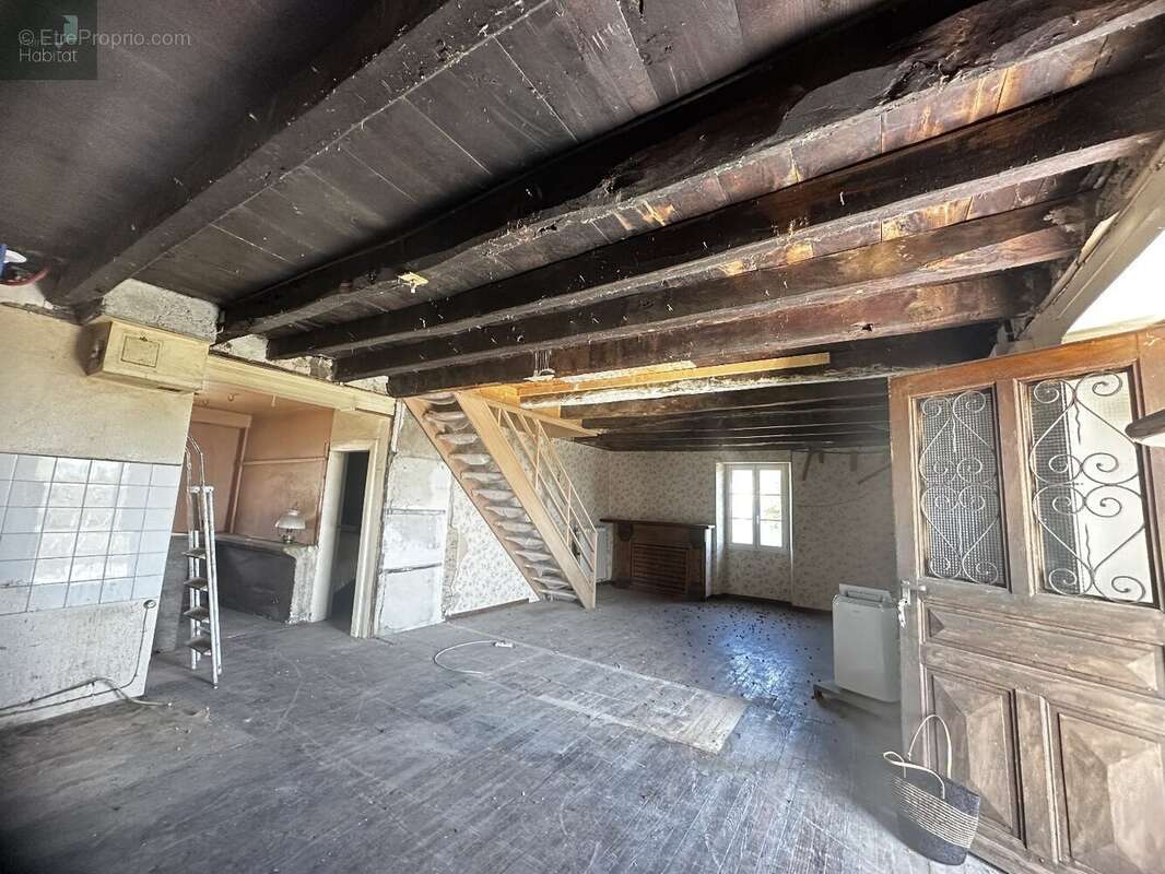 Maison en pierre, en partie rénovée, 4chambres,2 salle de bains, garage et puit  sur terrain  attenant de 5890m² - photo 5