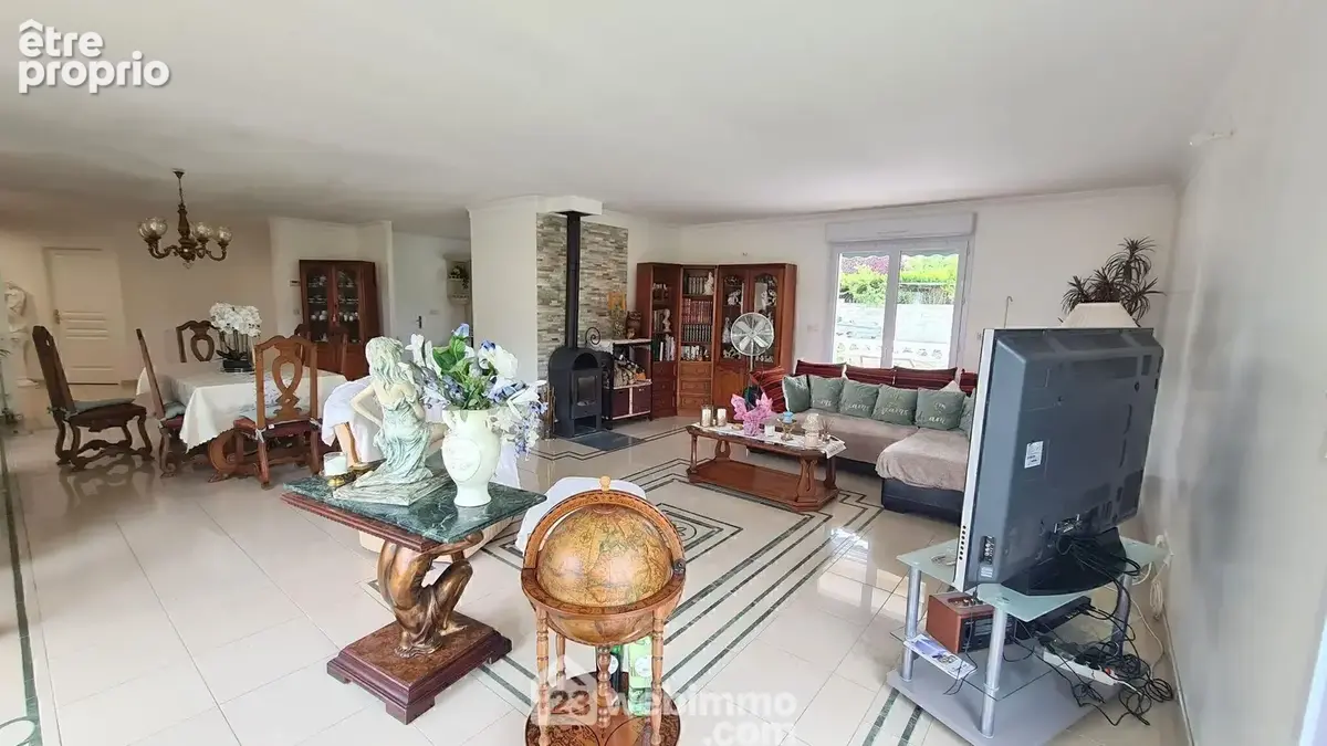 Voici le séjour/salle à manger de 53 m².