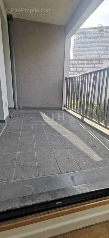 Loggia avec porte chambre - Appartement à BOULOGNE-BILLANCOURT