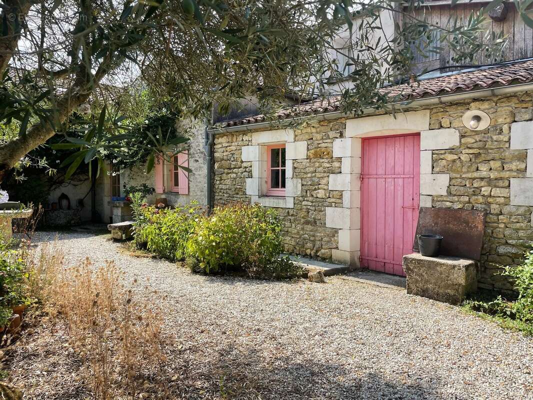 Maison de village de caractère à proximité de Saintes - photo 2
