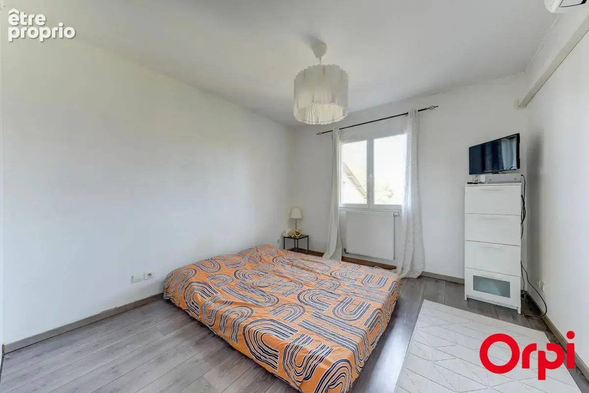 Maison récente de 105 m² avec quatre chambres sur un terrain de 317 m² à Vaulx-en-Velin - photo 8