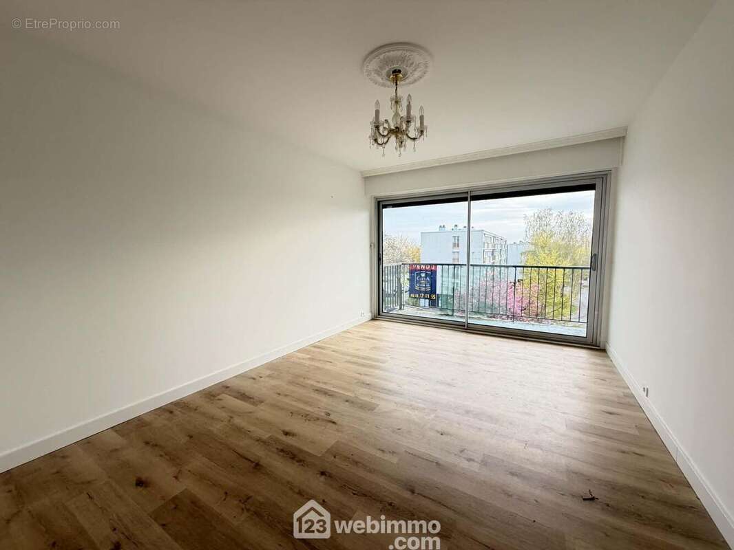 Vous apprécierez le salon lumineux avec accès sur ... - Appartement à LAON