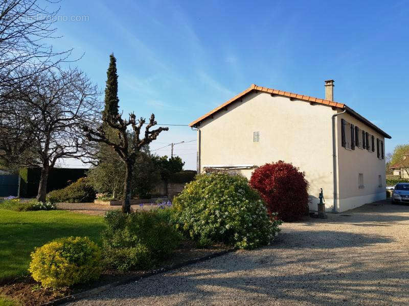 Maison à NIEUIL-L'ESPOIR