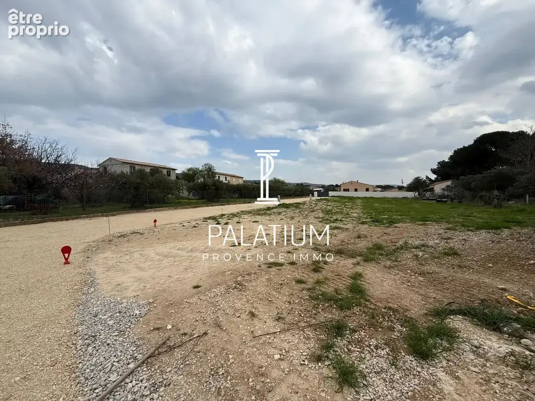 Terrain à LA FARE-LES-OLIVIERS