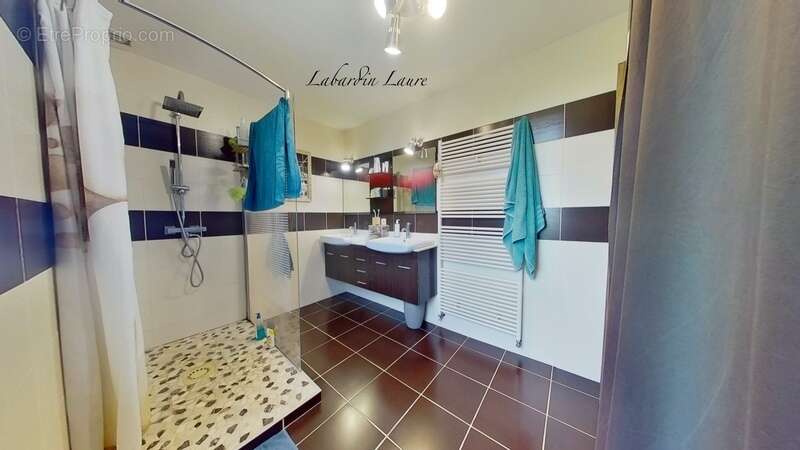 Maison avec surface habitable de 300m2 - pierre et poutre apparentes - 5 chambres - dépendances à CAUMONT-SUR-GARONNE (47) - photo 15