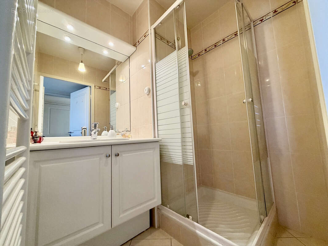 Appartement à SAINT-LAURENT-DU-VAR