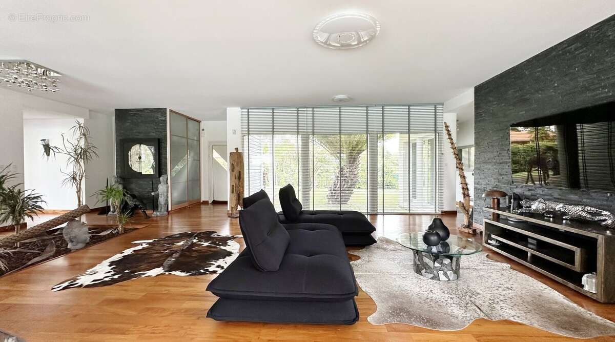 Lieu exceptionnel pour cette villa d'architecte de type 7 pièces de 266 m2 avec piscine - photo 9