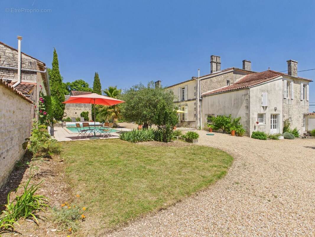 Superbe Maison de Maître avec Piscine Chauffée, Maison d'Amis et Jardins Privés - photo 8