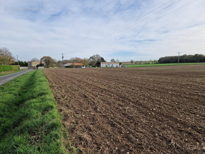 Terrain à CHANTEMERLE-SUR-LA-SOIE