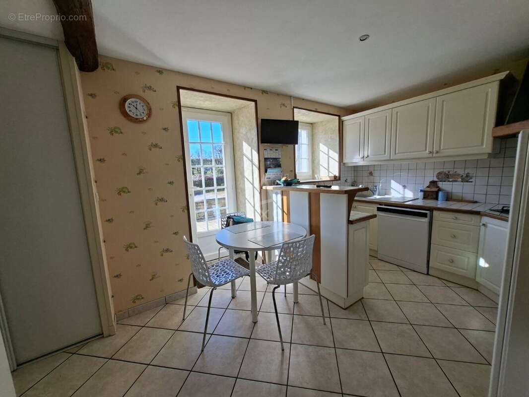 Rare sur le marché, cette belle longère de caractère de 168 m2 habitables, implatntée sur un beau terrain de 1126 m2 avec piscin - photo 8