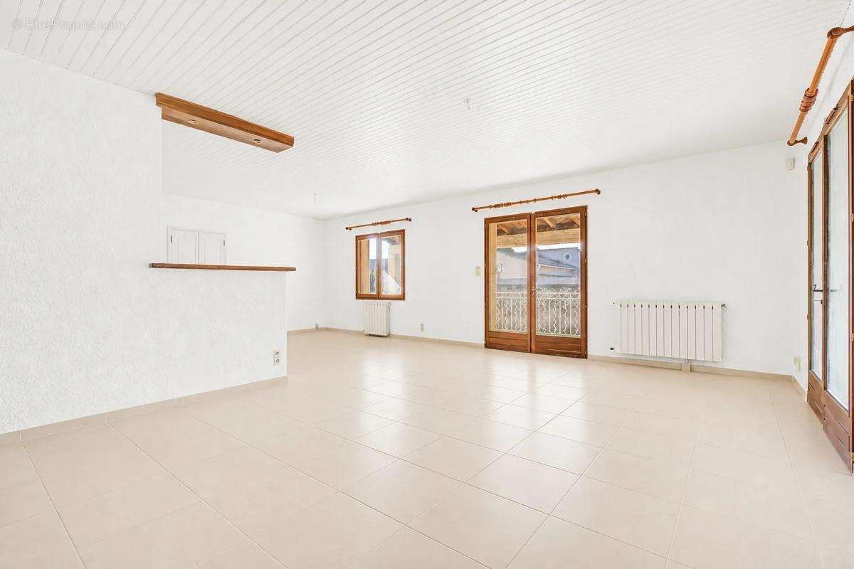 Maison à ENTRAIGUES-SUR-LA-SORGUE