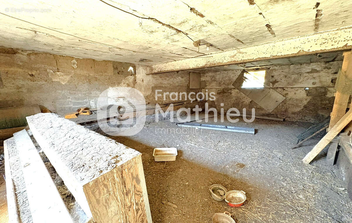 Châtillon-sur-Chalaronne - Maison avec dépendances à rénover sur 1 379 m2 de terrain - photo 11