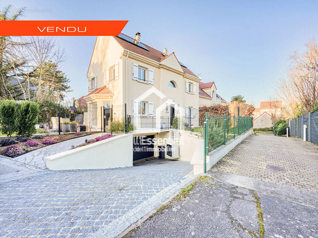 Maison à LE MESNIL-LE-ROI