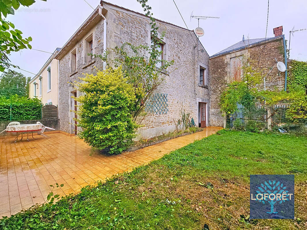 Maison à BAZOGES-EN-PAREDS
