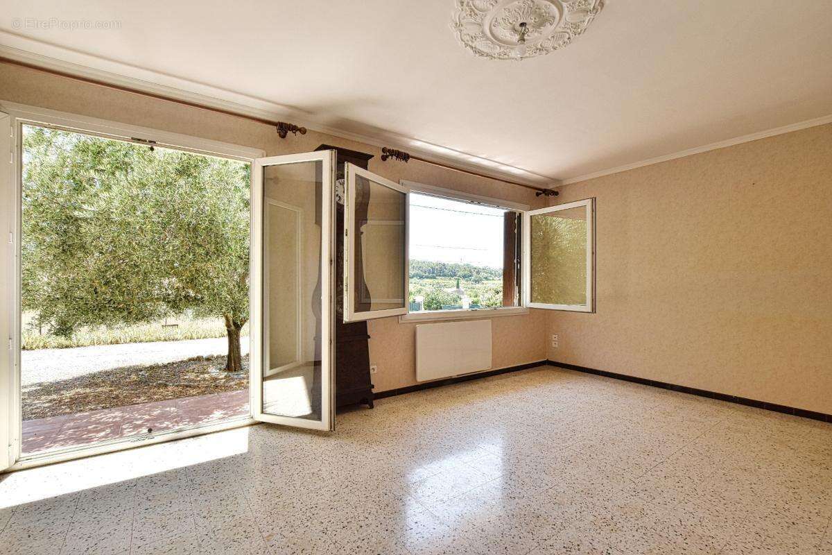 À 5 minutes de Gignac, villa de plain-pied dans un environnement paisible !!! SOUS OFFRE D'ACHAT ACCEPTÉE !!! - photo 6